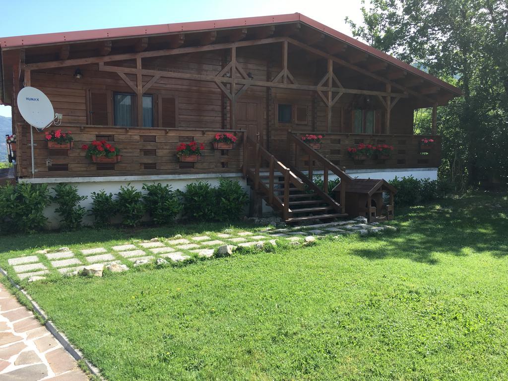 Bed and Breakfast Chalet Dei Parchi Saracinesco Exterior foto